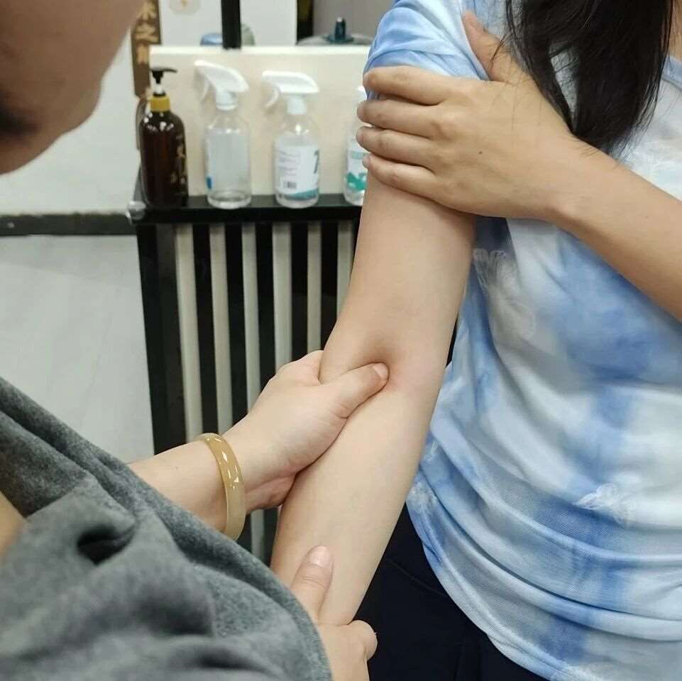 润贤中医 &times; 东莞市中医院陈荣庄主任：正骨跟诊专场 &mdash;&mdash; 聚焦制造业人群颈肩腰腿痛，1 月 / 3 月 / 1 年档位让技术快速落地门店