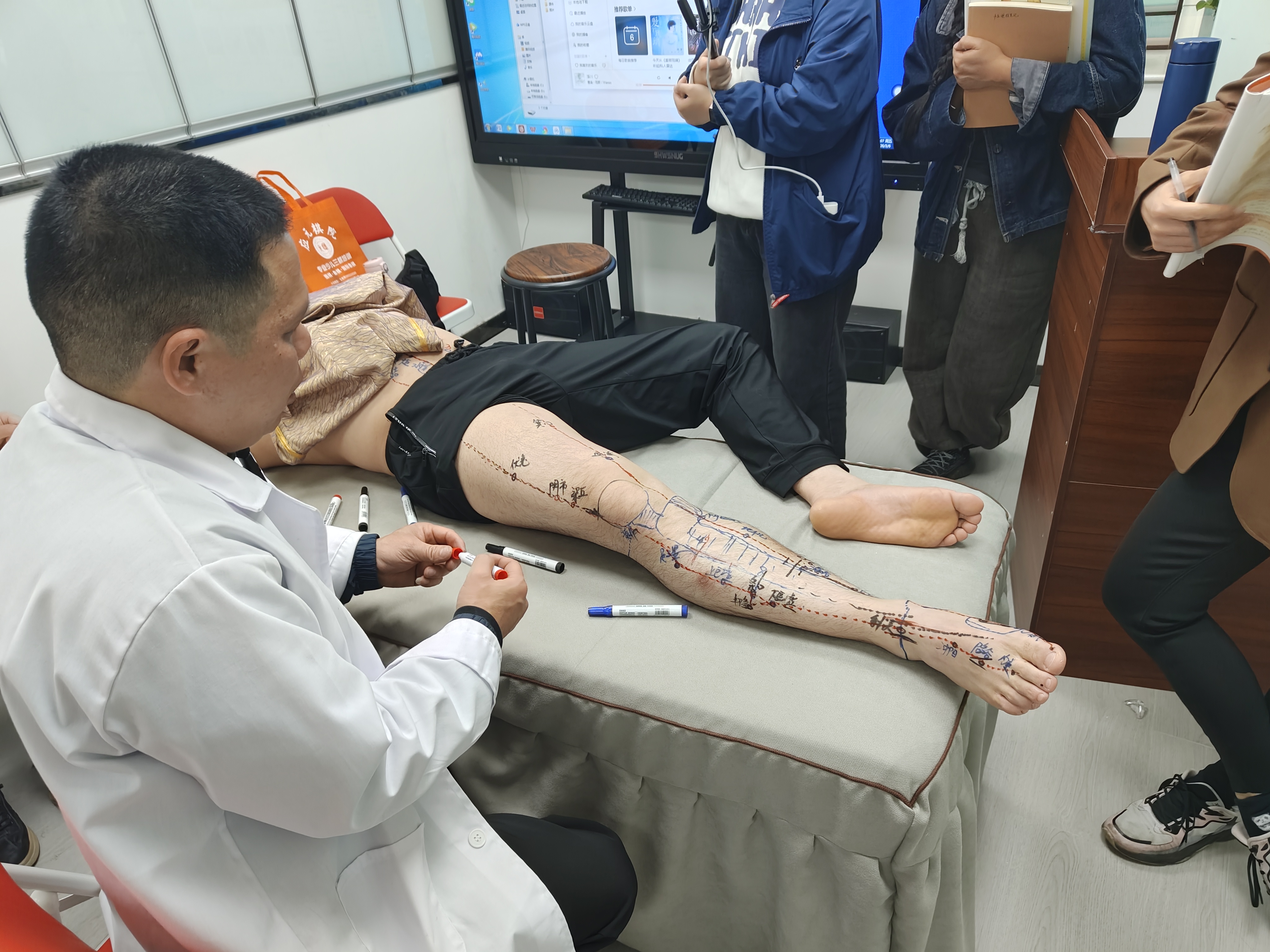 中老年零基础学艾灸刮痧，学完能给家人调理吗