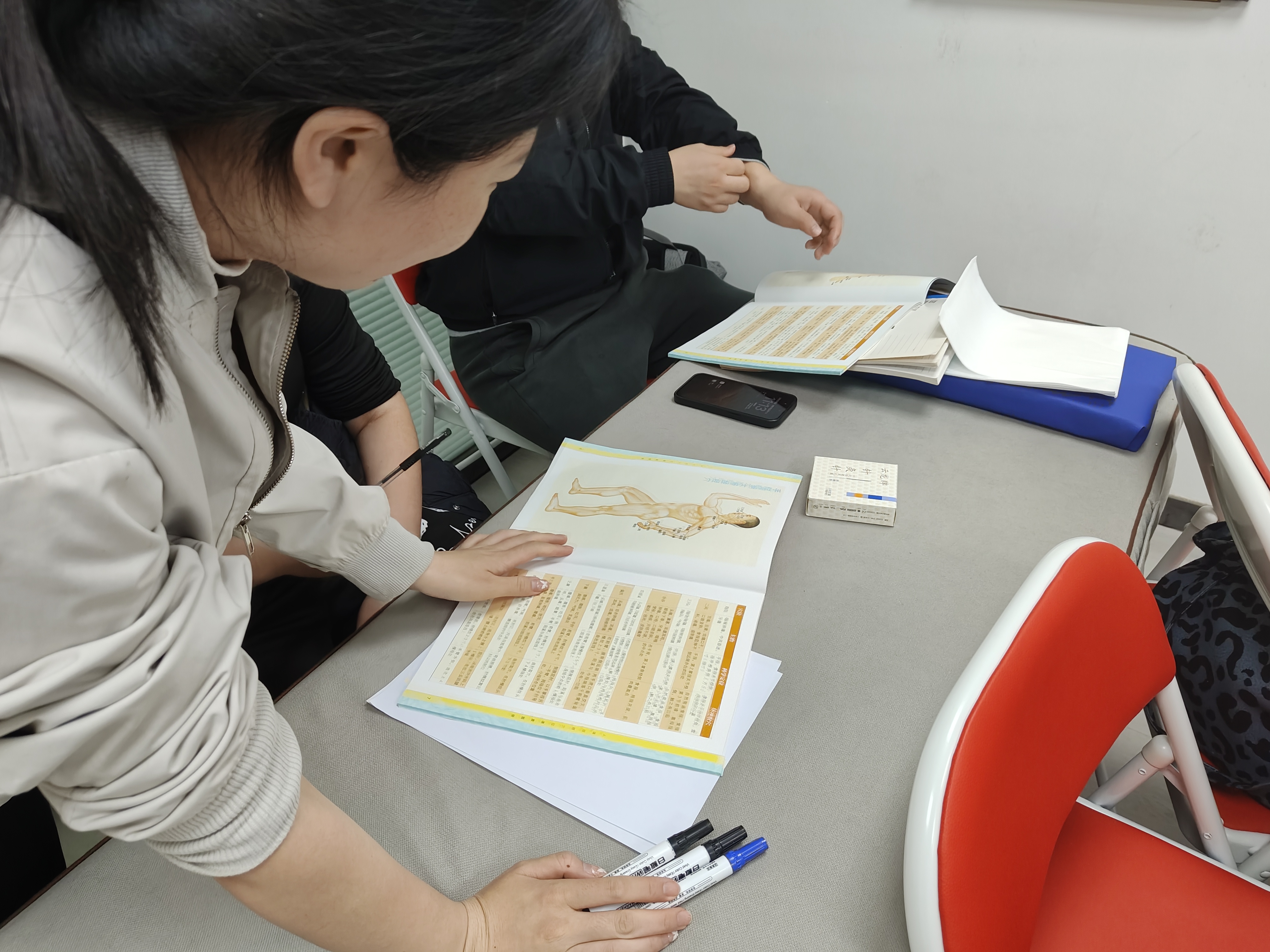 学中医推拿被 "低价引流" 过，怎么避开分层收费的机构